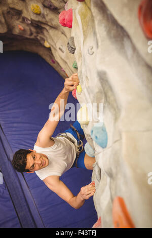 Mann, die Felswand hinauf Stockfoto