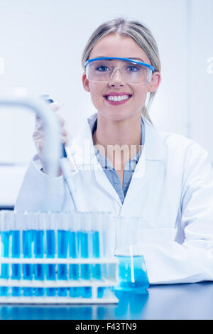 Informatik-Student mit Pipette im Labor Stockfoto