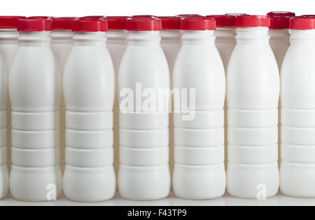 Milchprodukte-Flaschen mit hellen Abdeckungen Stockfoto