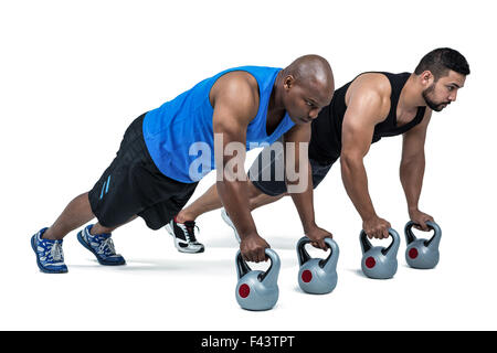 Starke Freunde mit Kettlebells zusammen Stockfoto