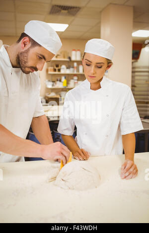 Team der Bäcker Teig kneten Stockfoto