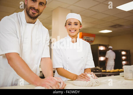Team der Bäcker Teig kneten Stockfoto