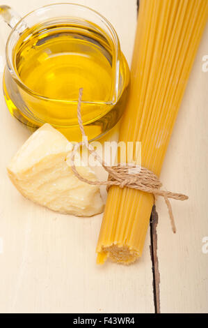 Italienische Pasta grundlegende Lebensmittelzutaten Stockfoto