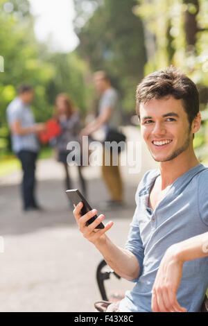 Hübsche Studentin SMS außerhalb Stockfoto