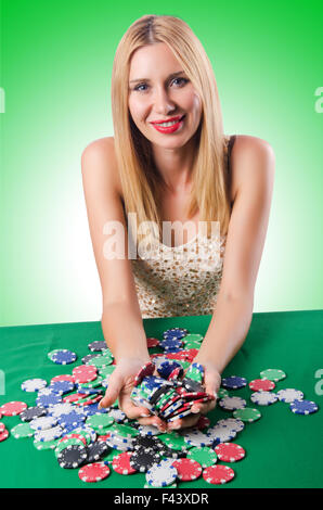 Frau im Kasino-Spielkarten Stockfoto