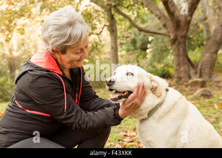 Ältere Frau im park Stockfoto