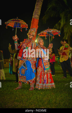 Garba Tanz Feuer in Ahmedabad anlässlich des NavratriNavaratri, das Fest der Nächte, dauert neun Tage, mit drei Tage, die jeweils die Verehrung der Durga, die Göttin der Tapferkeit, Lakshmi, die Göttin von Fülle, und Saraswati, die Göttin des Wissens gewidmet. Schlemmen und Fasten nimmt über normales Leben für Millionen von Hindus, und viele Menschen mitmachen religiöse Tänze am Abend. Stockfoto