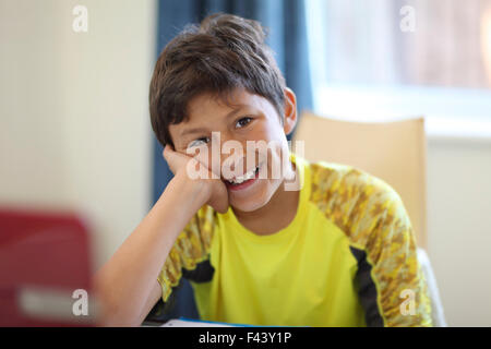 Kleiner Junge seine Hausaufgaben auf einem Computer - geringe Schärfentiefe Stockfoto