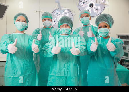 Medizinstudenten im Operationssaal Stockfoto