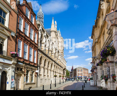 St Giles' Square im Zentrum Stadt mit der Guildhall auf der linken Seite, Northampton, Northamptonshire, England, UK Stockfoto