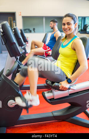 Mann und Frau mit Trainingsgeräten Stockfoto