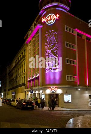 Lissabon, PORTUGAL - 24. Oktober 2014: Hard Rock Cafe-Gebäude in der Nacht in Lissabon, mit wenigen Leuten rund um Stockfoto