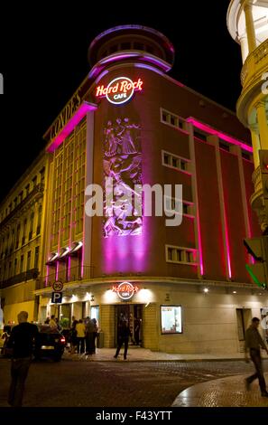 Lissabon, PORTUGAL - 24. Oktober 2014: Hard Rock Cafe-Gebäude in der Nacht in Lissabon, mit wenigen Leuten rund um Stockfoto