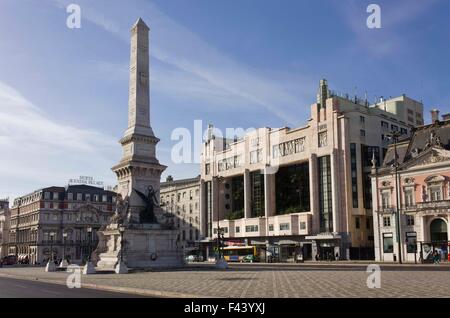 Lissabon, PORTUGAL - 24. Oktober 2014: Praça Dos Restauradores (Restaurierung Quadrat) in Lissabon mit seinen Eden Teatro monumental Stockfoto