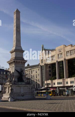 Lissabon, PORTUGAL - 24. Oktober 2014: Praça Dos Restauradores (Restaurierung Quadrat) in Lissabon mit seinen Eden Teatro monumental Stockfoto