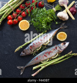 Makrele mit grünem Spargel Stockfoto