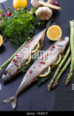 Makrele mit grünem Spargel Stockfoto
