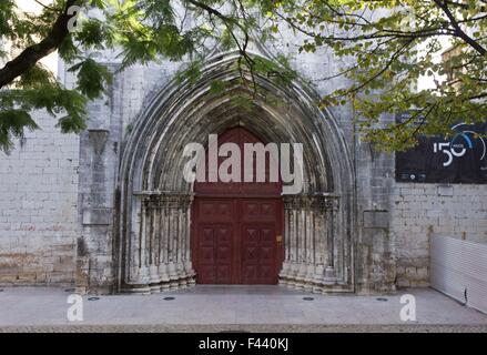 Lissabon, PORTUGAL - 24. Oktober 2014: Außentür des Convento Carmo Kirche in Lissabon, geschlossen Stockfoto