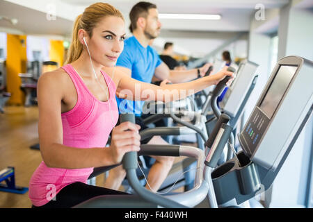 Fit Blondine mit dem Stepper Stockfoto