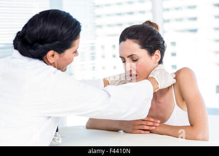 Arzt untersucht den Patienten Hals Stockfoto