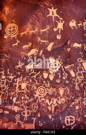 Alte Symbole Textur, Petroglyphen auf Zeitung Rock, Utah, USA. Stockfoto