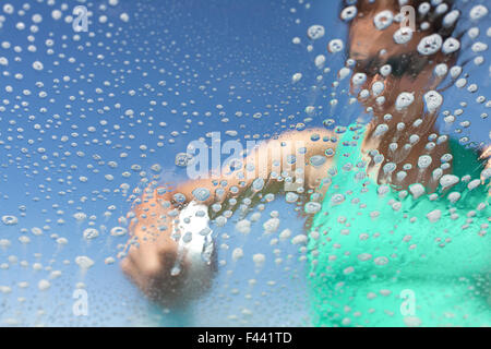Waschen, Autofenster, Seifenblasen von innen, geringe Schärfentiefe. Stockfoto