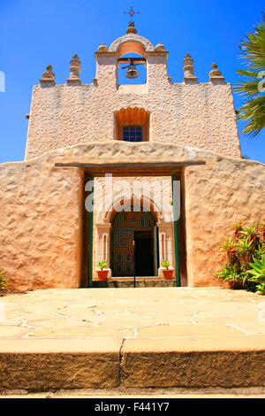 Eingang Tor in den Hof vor der Kirche Our Lady of Mount Carmel in Montecito, Kalifornien Stockfoto