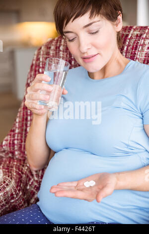 Schwangere Frau unter einem Vitamin-Tablette Stockfoto