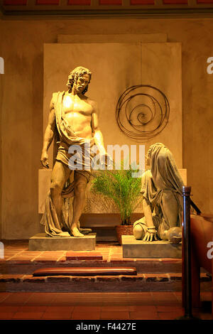 Religiöse Statuen im Inneren der Santa Barbara Mission Kapelle in Kalifornien Stockfoto