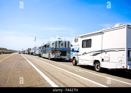 Wohnmobile und Reisen Anhänger abgestellt auf PCH - Pacific Coast Highway Rte 1 Toren Ventura in Kalifornien Stockfoto