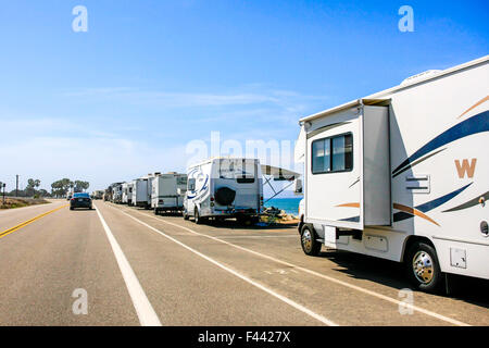 Wohnmobile und Reisen Anhänger abgestellt auf PCH - Pacific Coast Highway Rte 1 Toren Ventura in Kalifornien Stockfoto