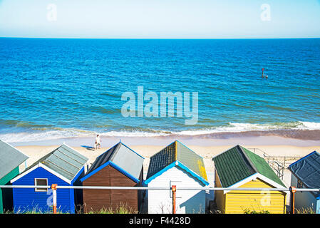 Alter und neuer blauer Strandhütten nebeneinander; Reihe von Strandhütten in Southwold Stockfoto