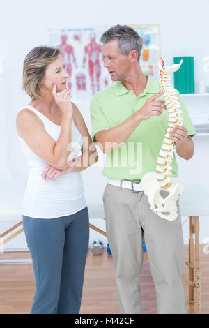 Arzt zeigen anatomische Wirbelsäule Stockfoto