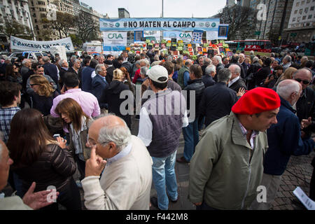 Buenos Aires, Argentinien. 14. Oktober 2015. Landwirte nehmen Teil an einer Protestkundgebung statt von ländlichen Einrichtungen unter dem Motto "Nicht das Feld vor dem Obelisken in der Stadt Buenos Aires, Argentinien am 14. Oktober 2015 töten". © Martin Zabala/Xinhua/Alamy Live-Nachrichten Stockfoto