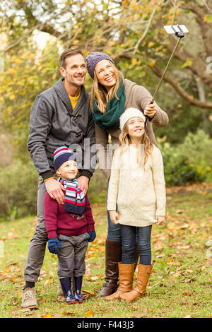 Lächelnde junge Familie, die selfies Stockfoto