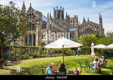 Ely Kathedrale aus dem Garten Stockfoto