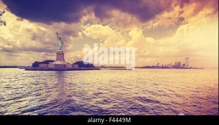 Vintage-Stil-Statue of Liberty mit dramatischen Sonnenuntergang, New York, USA. Stockfoto