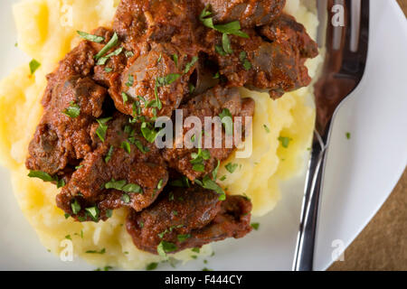 Geflügelleber mit Tomatensauce und Kartoffelpüree Stockfoto