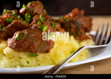 Nahaufnahme von Geflügelleber mit Tomatensauce und Kartoffelpüree Stockfoto