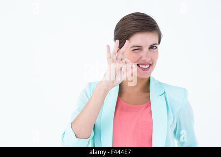 Lächelnde junge Frau gestikulieren Ordnung Zeichen Stockfoto
