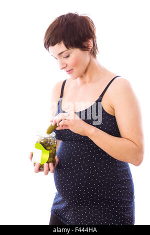 Schwangere Frau Essen Glas Gewürzgurken Stockfoto