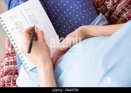 Schwangere Frau Inserat Babynamen Stockfoto