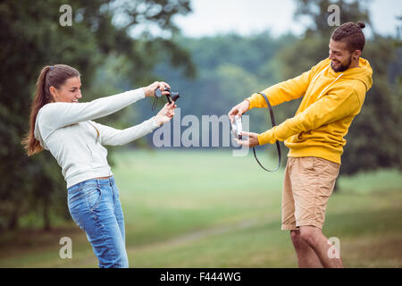 Glückliches Paar Fotos der jeweils anderen Stockfoto