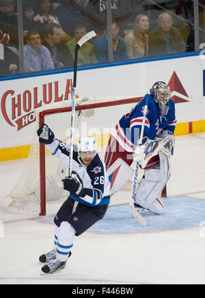 13. Oktober 2015 feiert - New York, NY, USA - Winnipeg Jets rechten Flügel BLAKE WHEELER (26) ein Ziel von Teamkollege Center BRYAN LITTLE (18) als New York Rangers Torwart sieht Henrik Lundqvist (30) in der 3. Periode ein NHL-Spiel im Madison Square Garden, Dienstag, 13. Oktober 2015 auf. (Kredit-Bild: © Bryan Smith über ZUMA Draht) Stockfoto