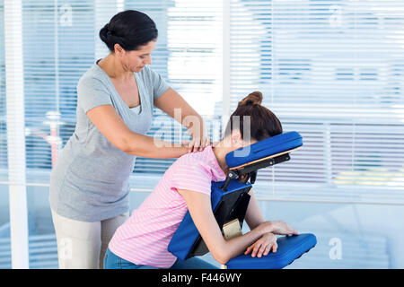 Frau mit Nackenmassage Stockfoto