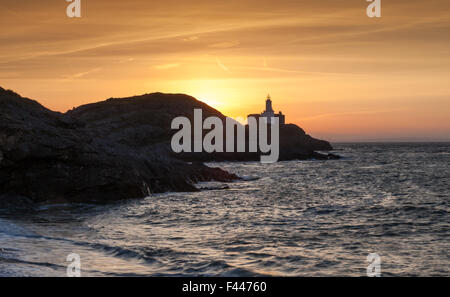 Morgendämmerung am Mumbles Lighthouse, Swansea, geschossen von Armband Bay Stockfoto