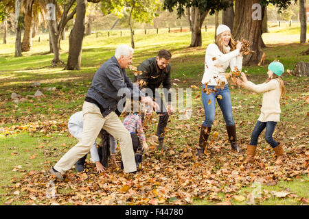 Glückliche Familie zusammen im Park spielen Stockfoto