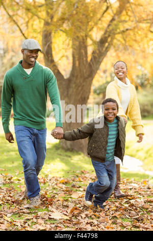 Ein kleiner Junge, ziehen seine Eltern schneller laufen Stockfoto