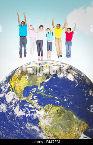 Zusammengesetztes Bild der Grundschule Schüler springen Stockfoto