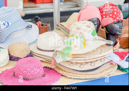 Strohhüte für Frauen zum Verkauf auf dem lokalen Markt Stockfoto